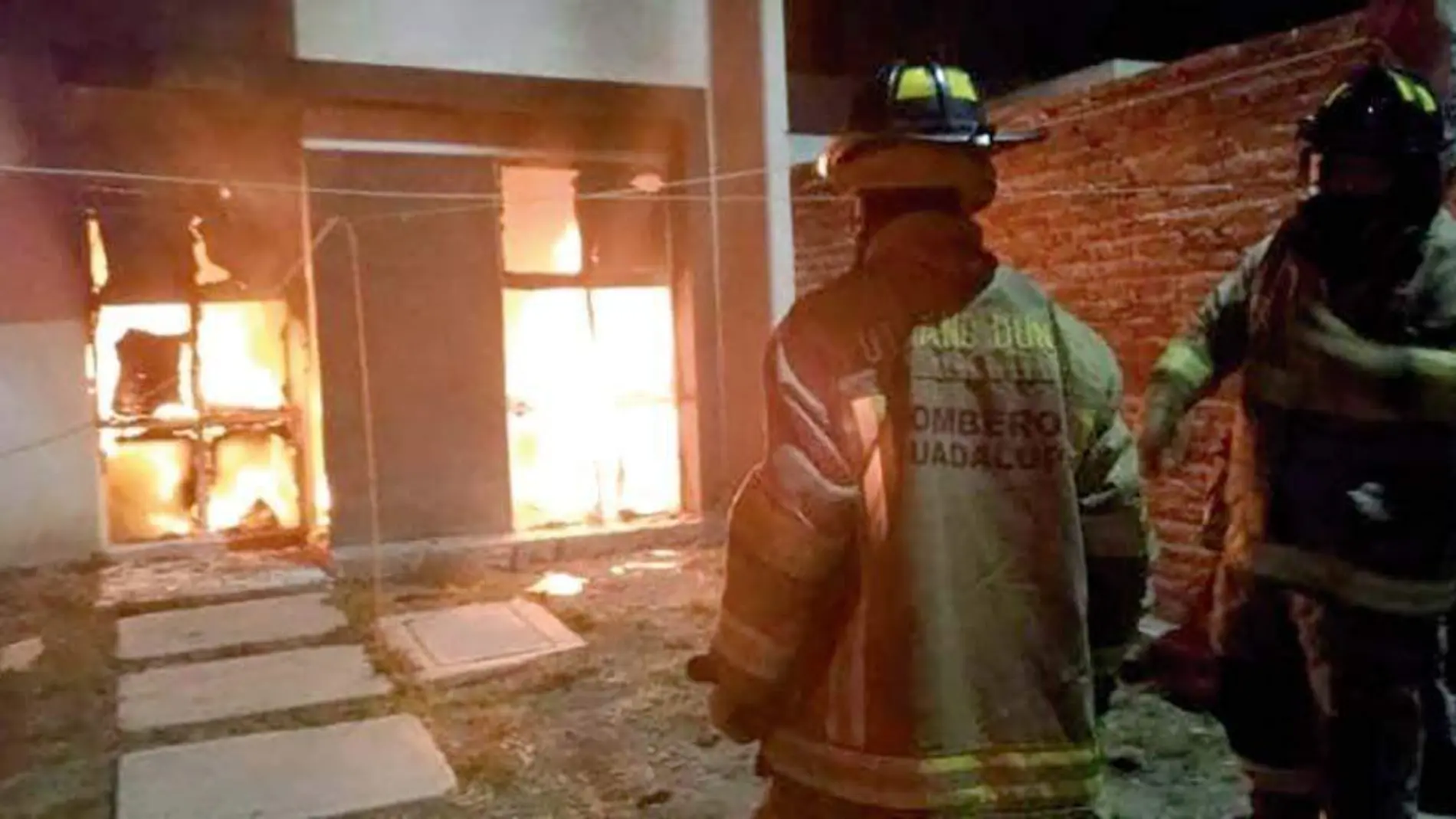 Bomberos de Protección Civil de Guadalupe al llegar al lugar del incendio